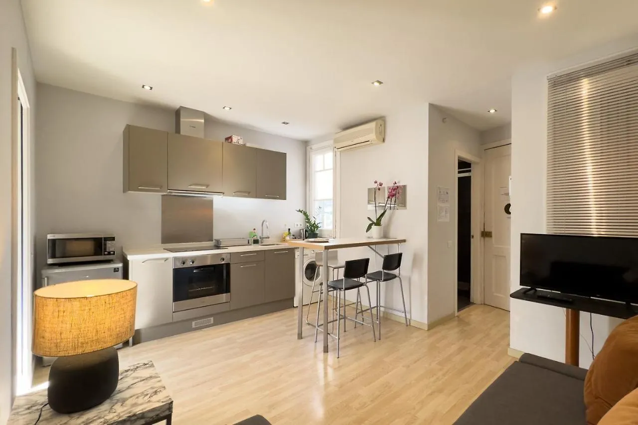 Aparteasy - Gracia Apartments Барселона